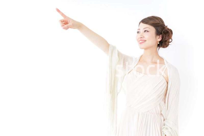 ドレス姿で上を差す女性