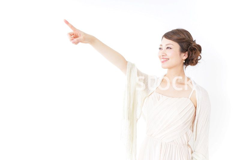 ドレス姿で上を差す女性