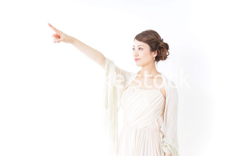 ドレス姿で上を差す女性