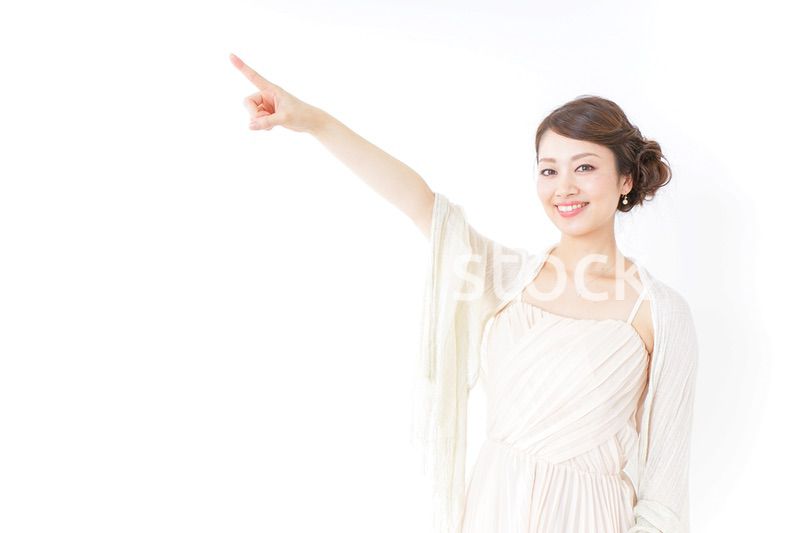 ドレス姿で上を差す女性