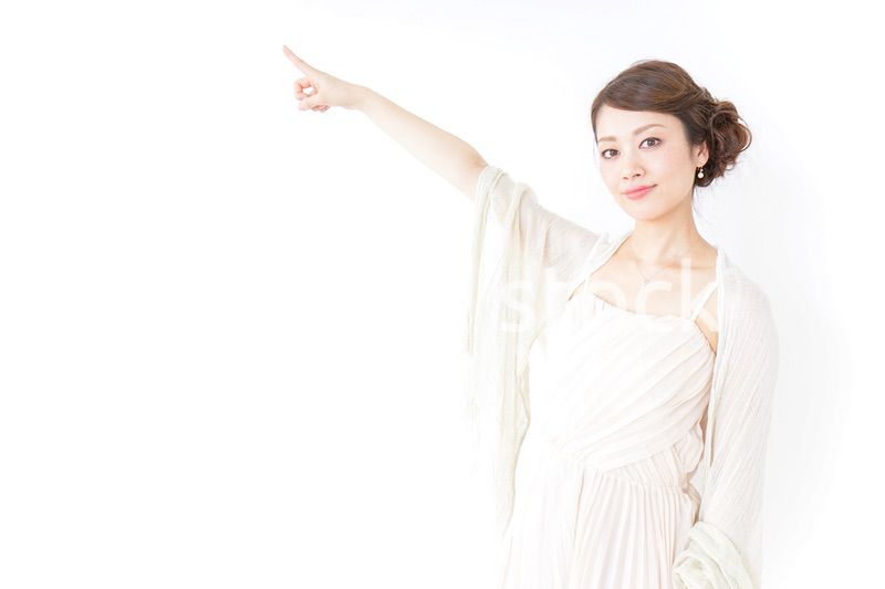 ドレス姿で上を差す女性