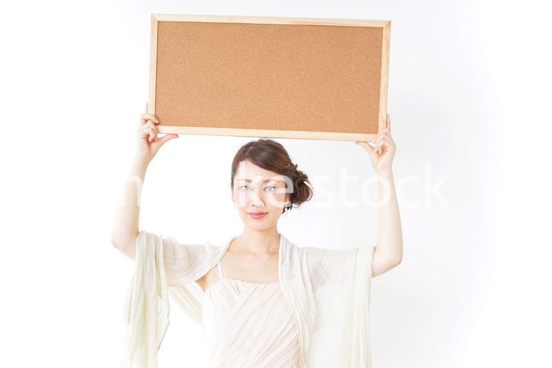 コルクボードを持つドレス姿の女性