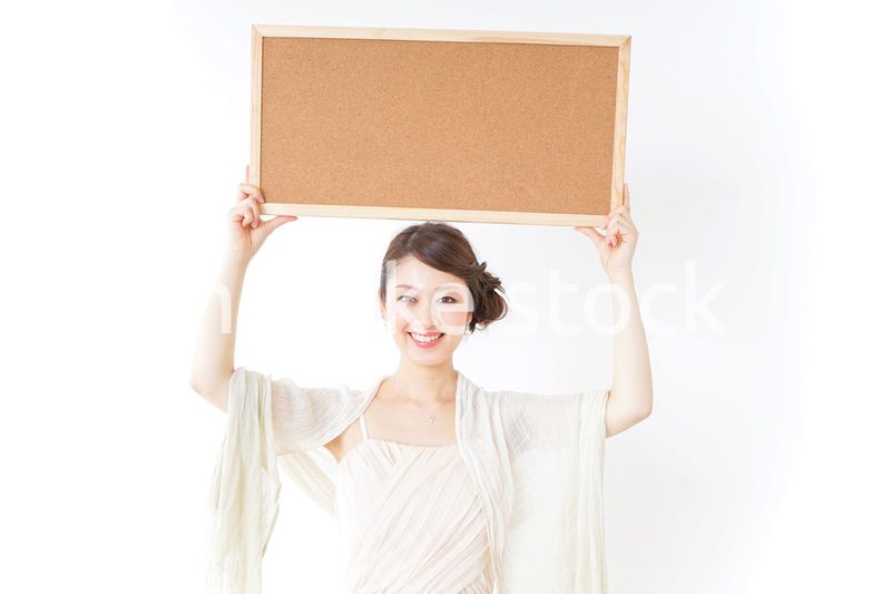 コルクボードを持つドレス姿の女性