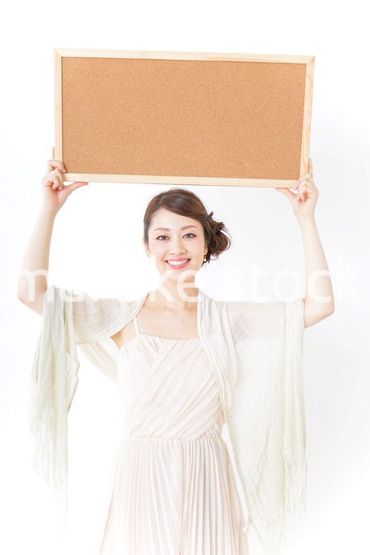 コルクボードを持つドレス姿の女性