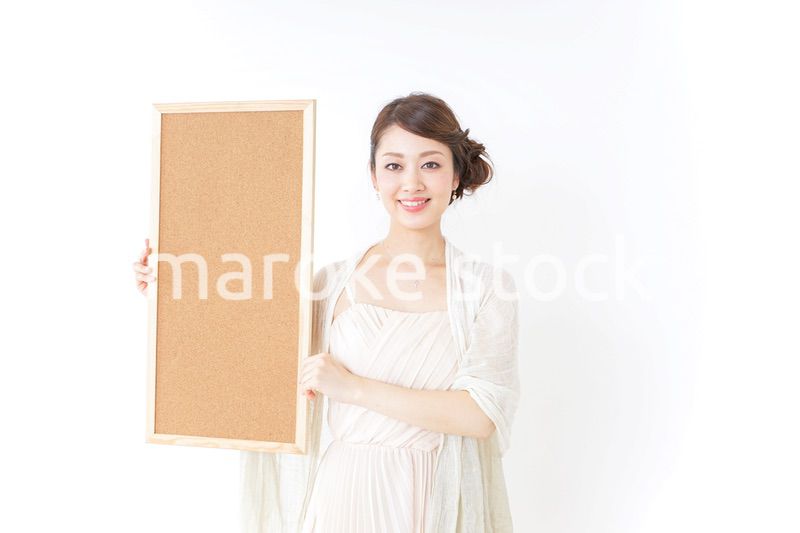 コルクボードを持つドレス姿の女性