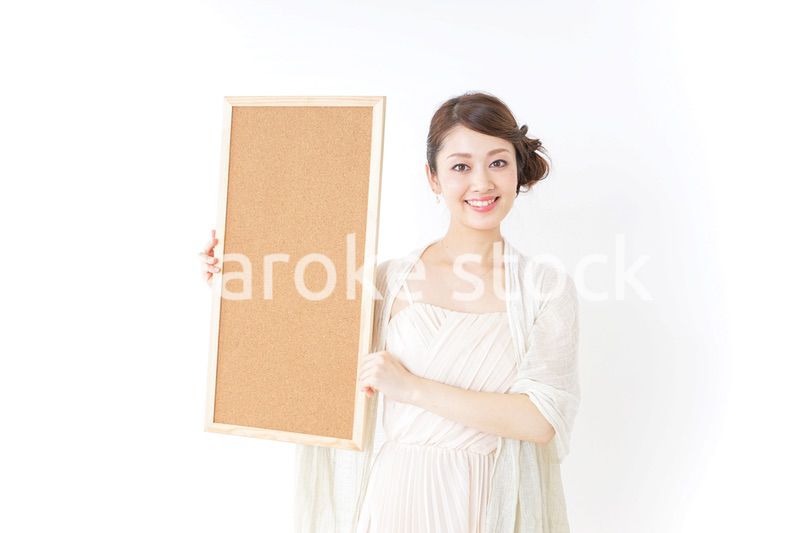 コルクボードを持つドレス姿の女性