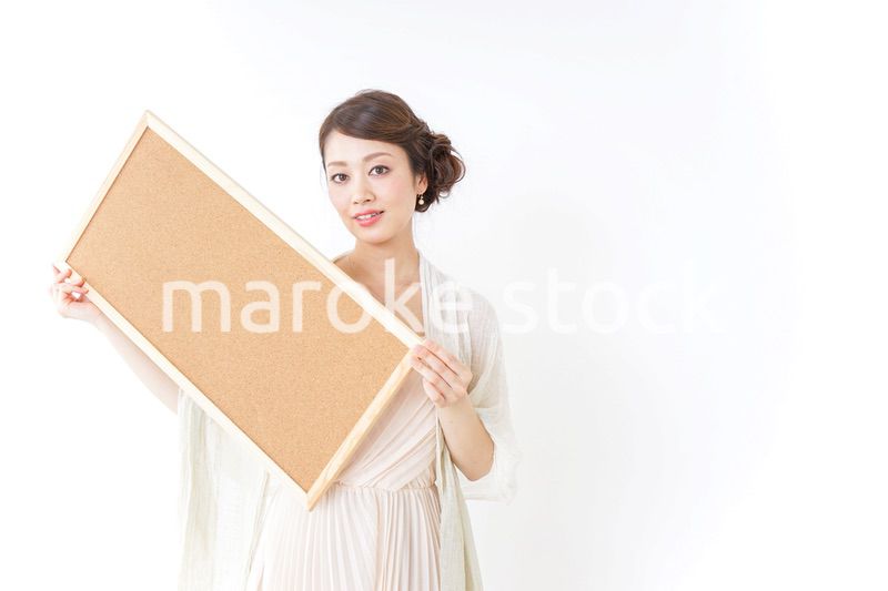 コルクボードを持つドレス姿の女性