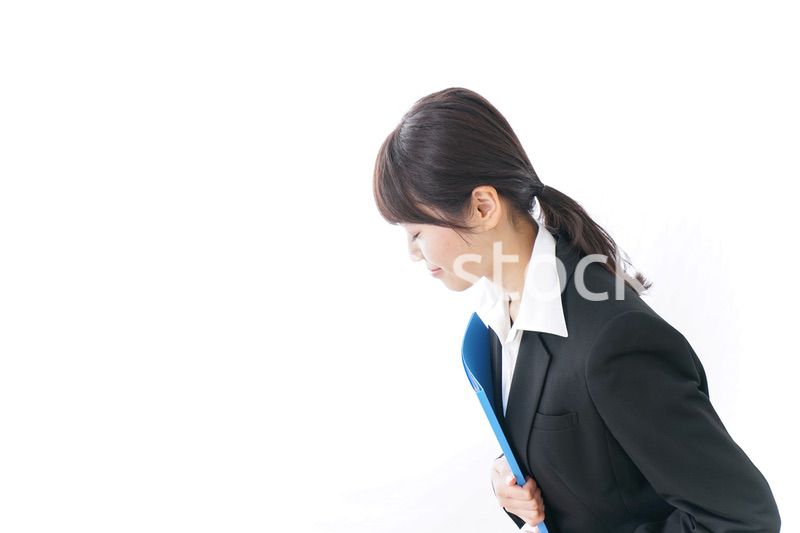 お辞儀をするビジネスウーマン