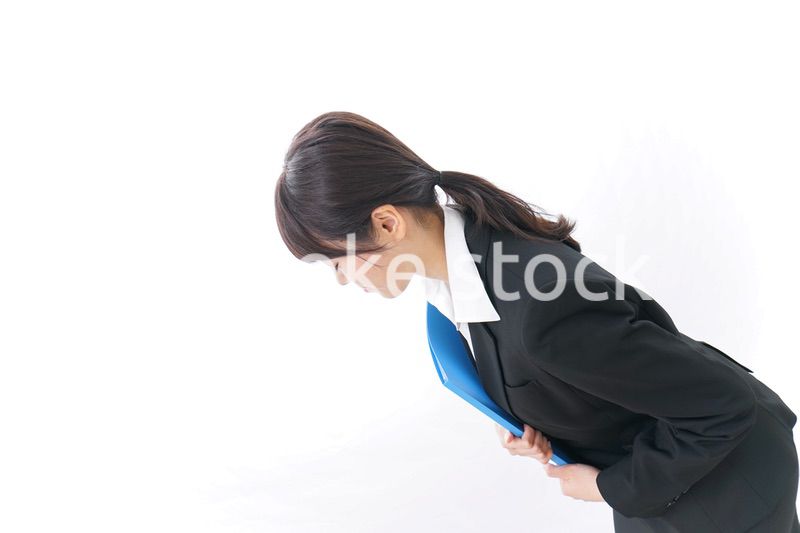 お辞儀をするビジネスウーマン