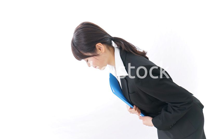 お辞儀をするビジネスウーマン