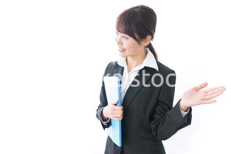 お客様をご案内する女性