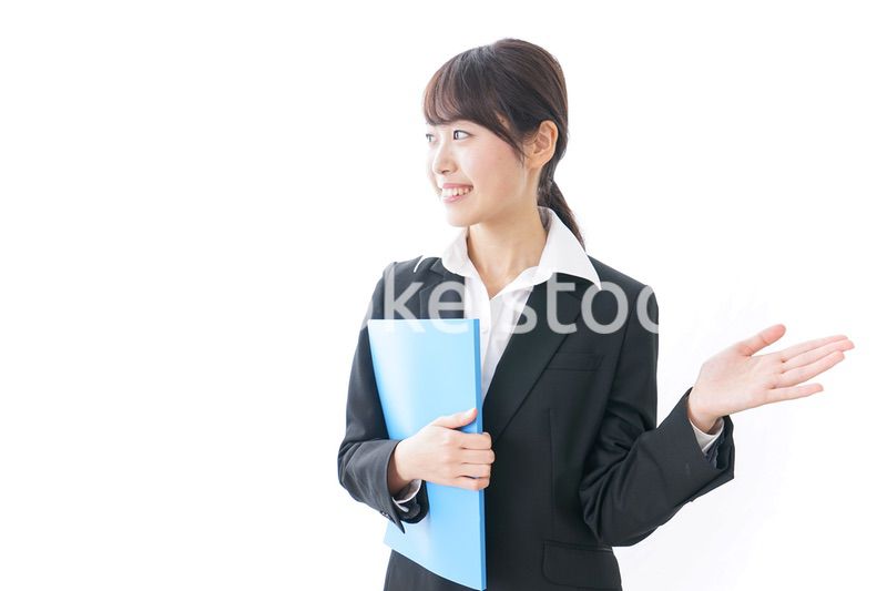 お客様をご案内する女性