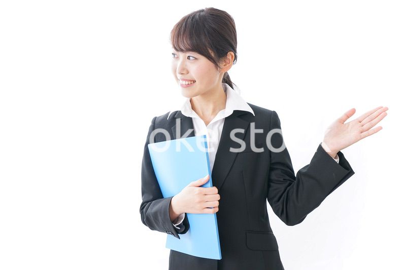 お客様をご案内する女性