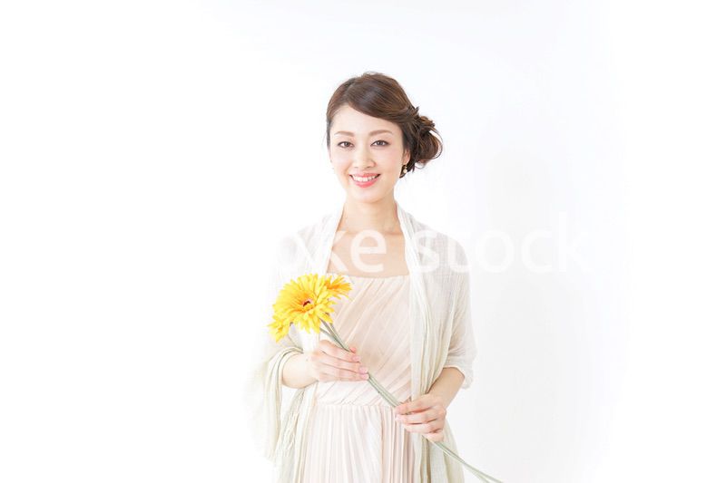 花を持つ女性