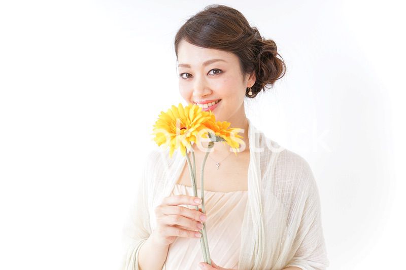 花を持つ女性