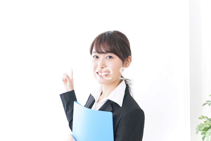 お客様をご案内する女性