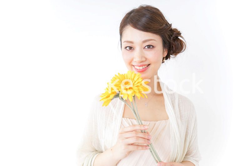 花を持つ女性