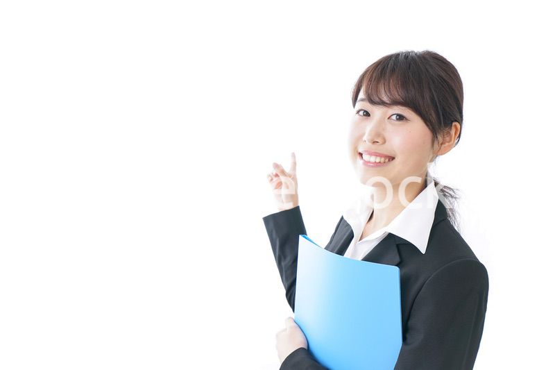お客様をご案内する女性