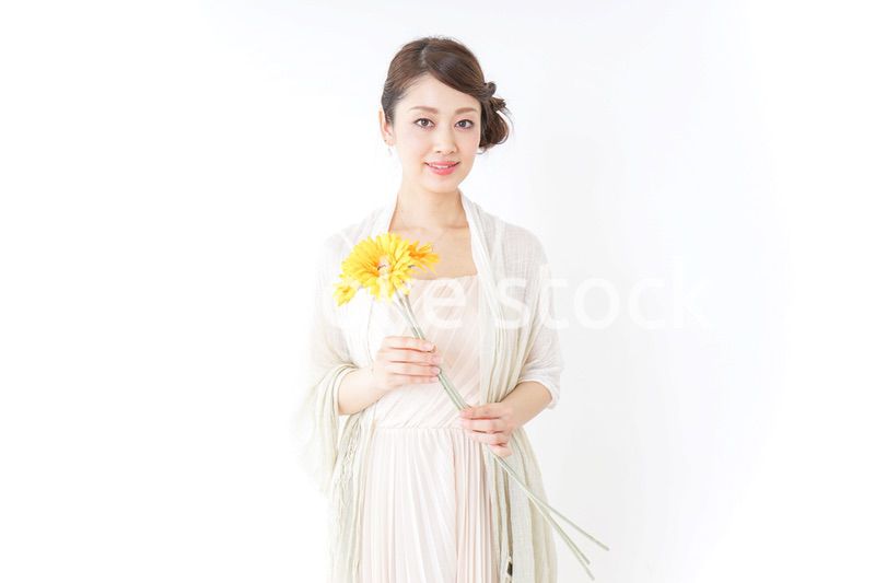 花を持つ女性
