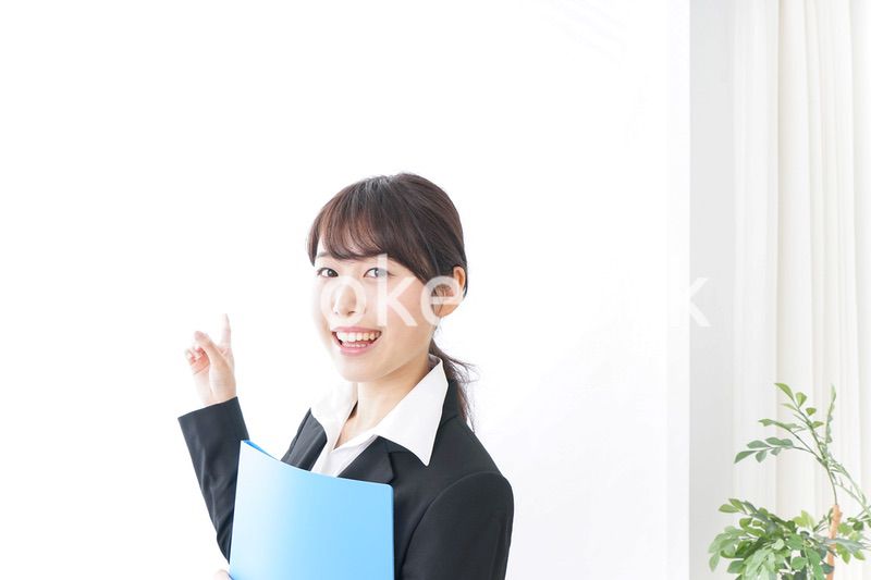 お客様をご案内する女性