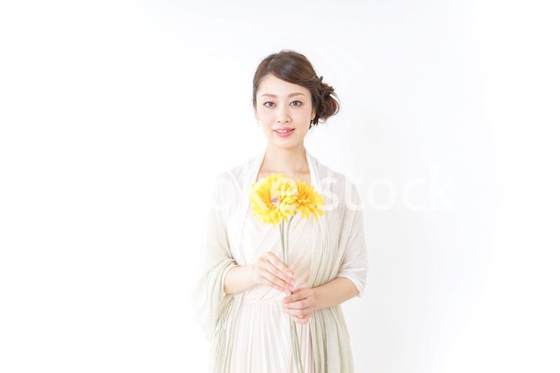 花を持つ女性