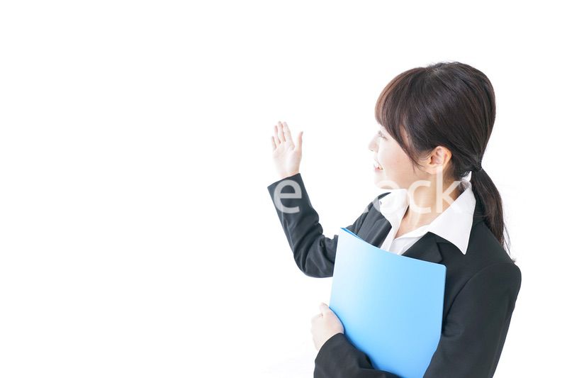 指をさすビジネスウーマン