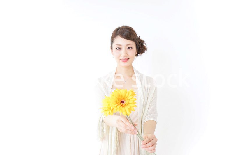 花を持つ女性