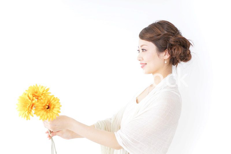 花を持つ女性
