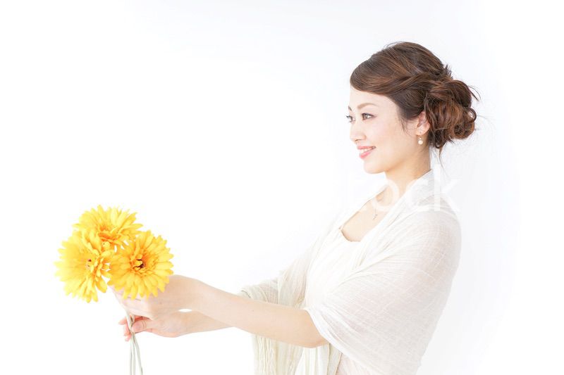 花を持つ女性