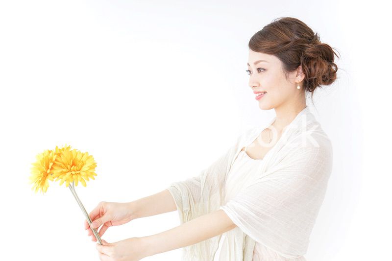花を持つ女性