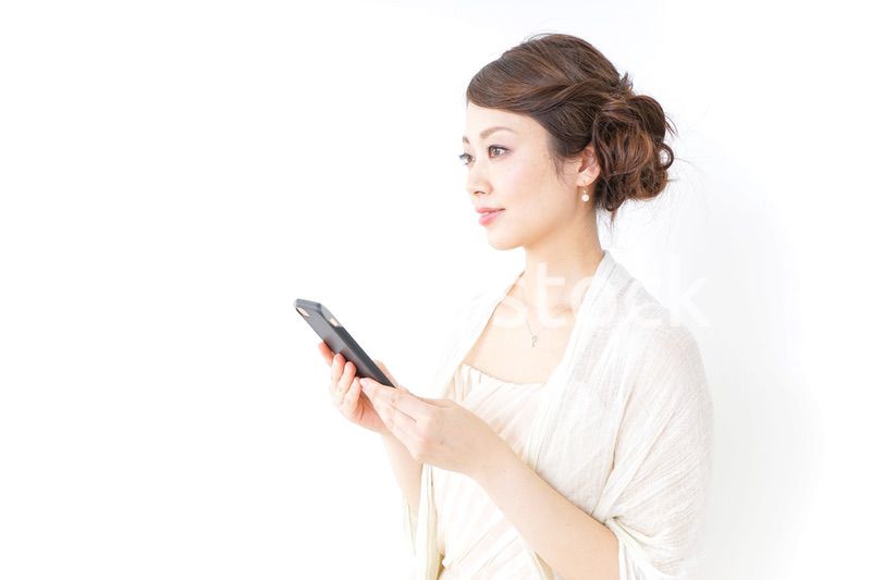 スマホを使うおしゃれ着の女性