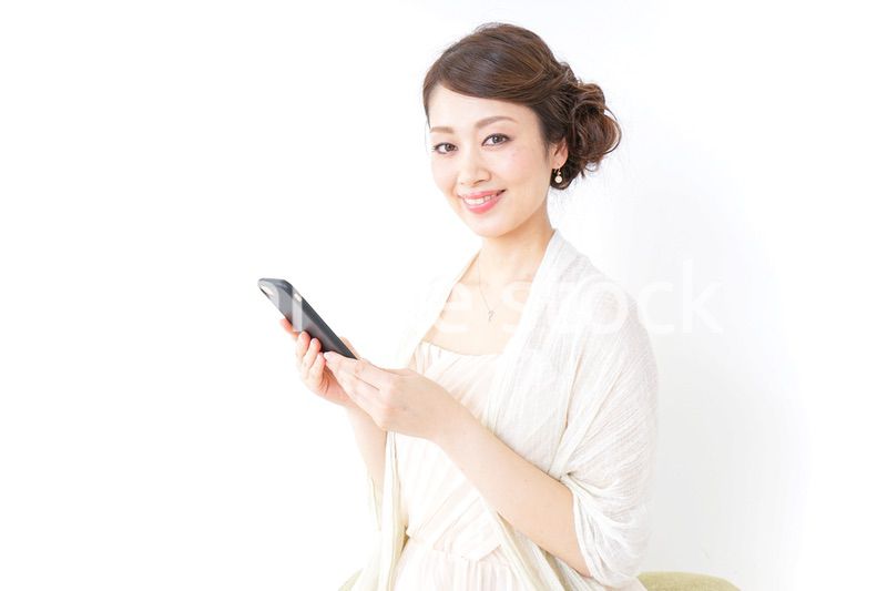 スマホを使うおしゃれ着の女性