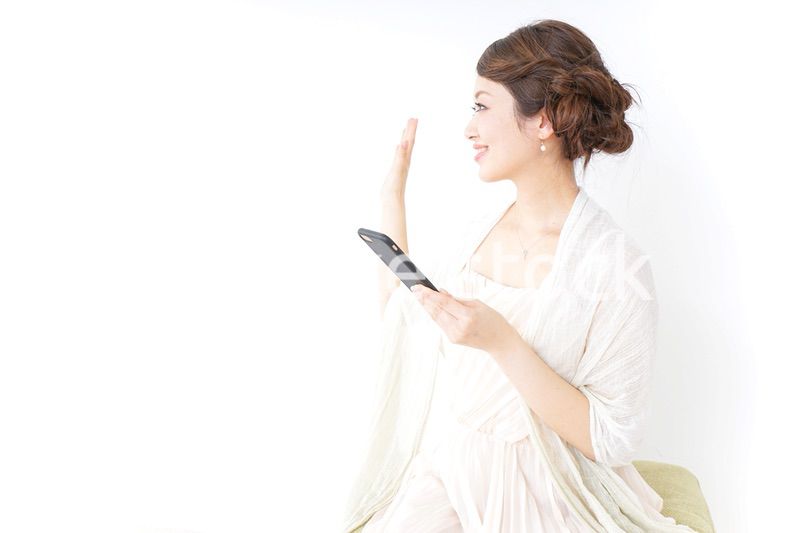 スマホを使うおしゃれ着の女性