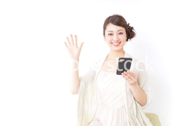 スマホを使うおしゃれ着の女性