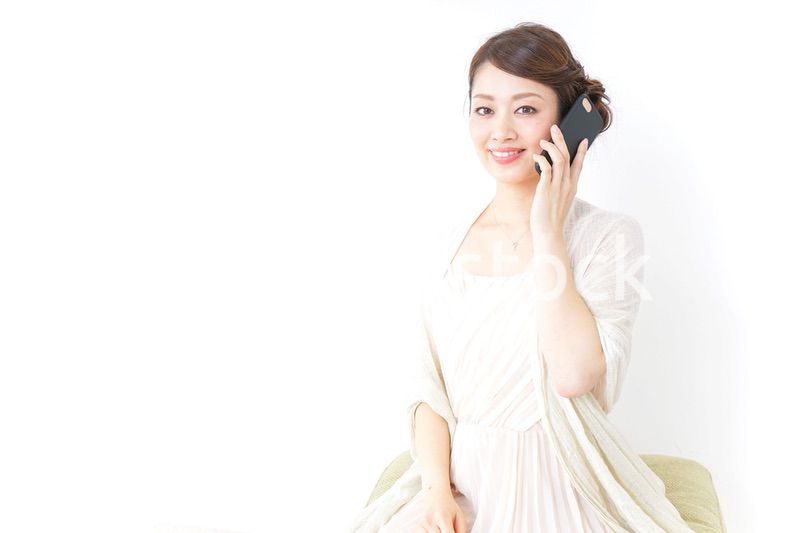 スマホを使うおしゃれ着の女性
