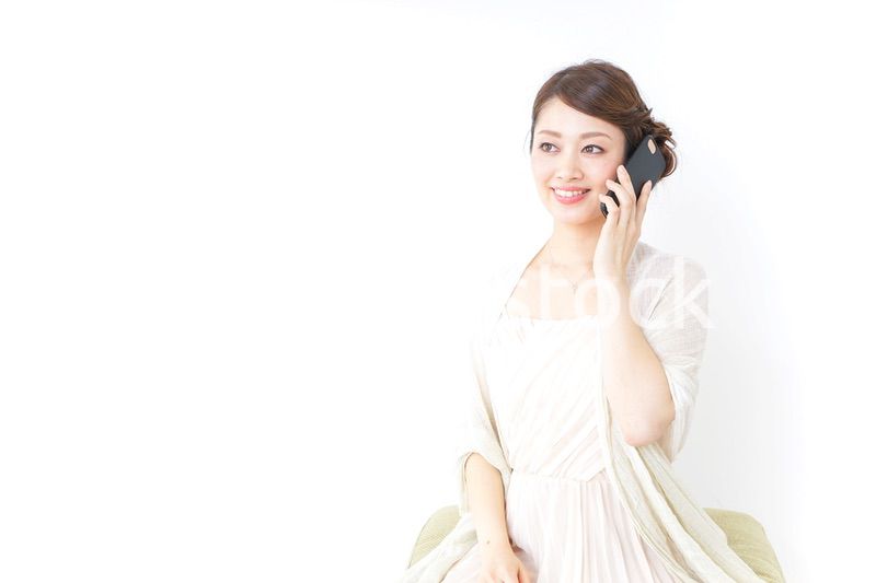 スマホを使うおしゃれ着の女性