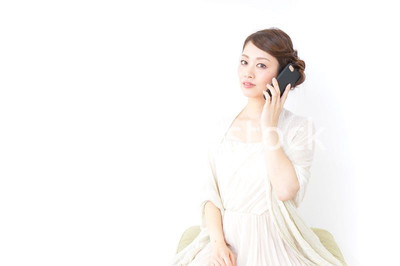 スマホを使うおしゃれ着の女性