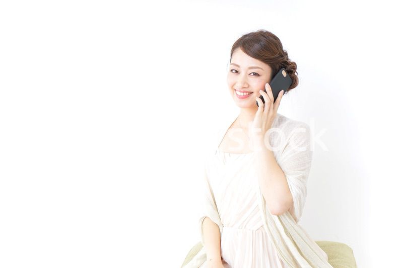 スマホを使うおしゃれ着の女性