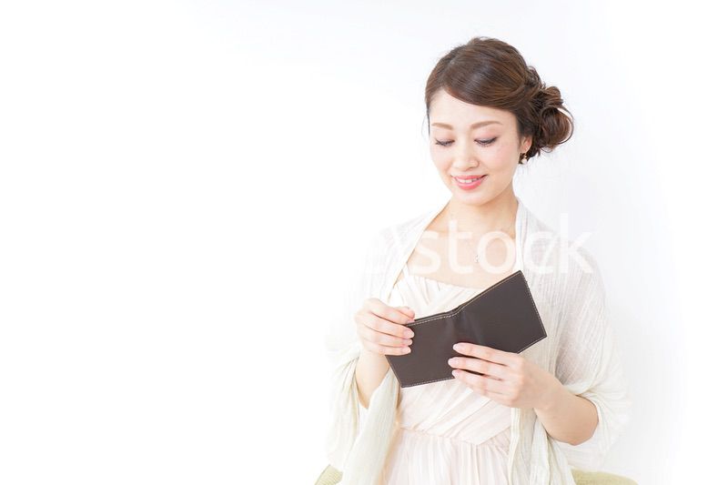財布を確認する女性