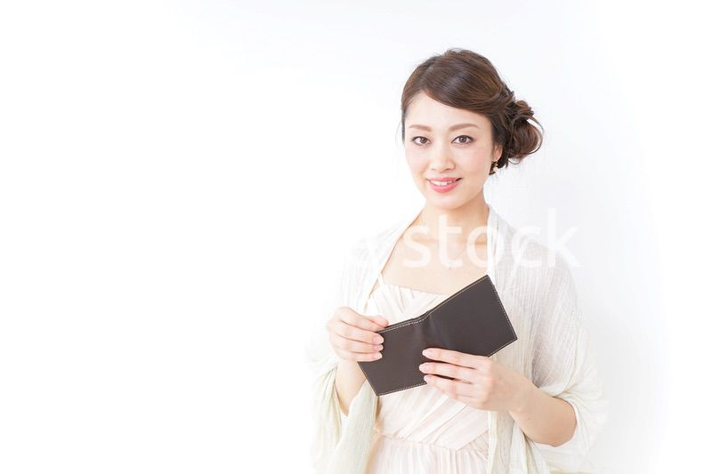財布を確認する女性