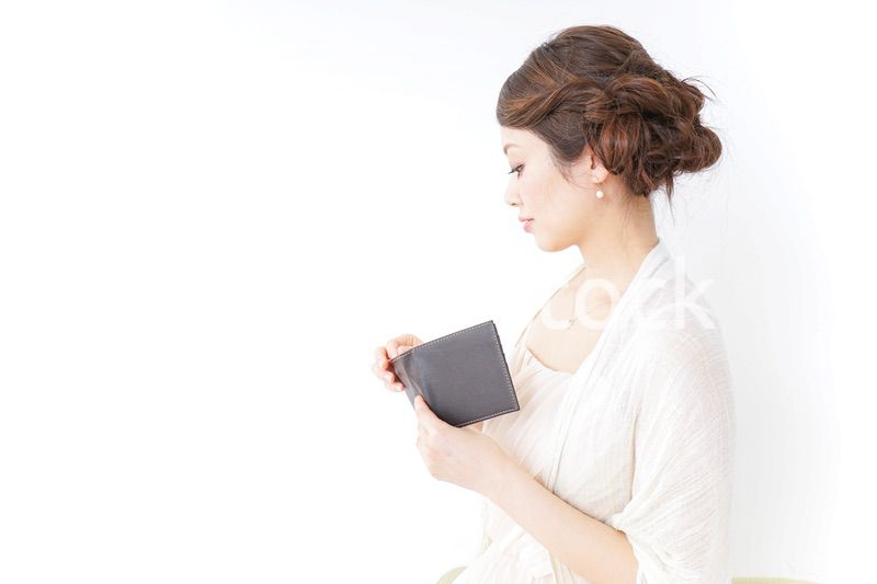 財布を確認する女性