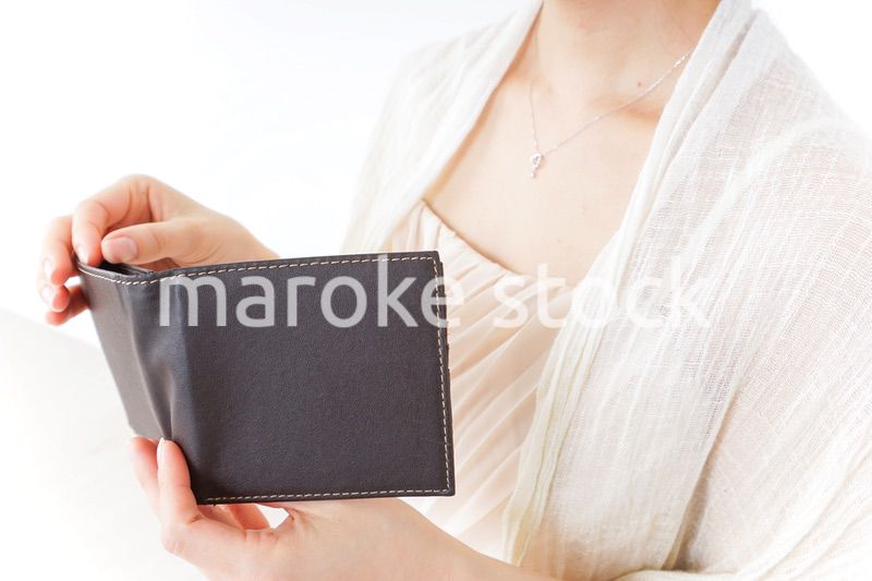 財布を確認する女性