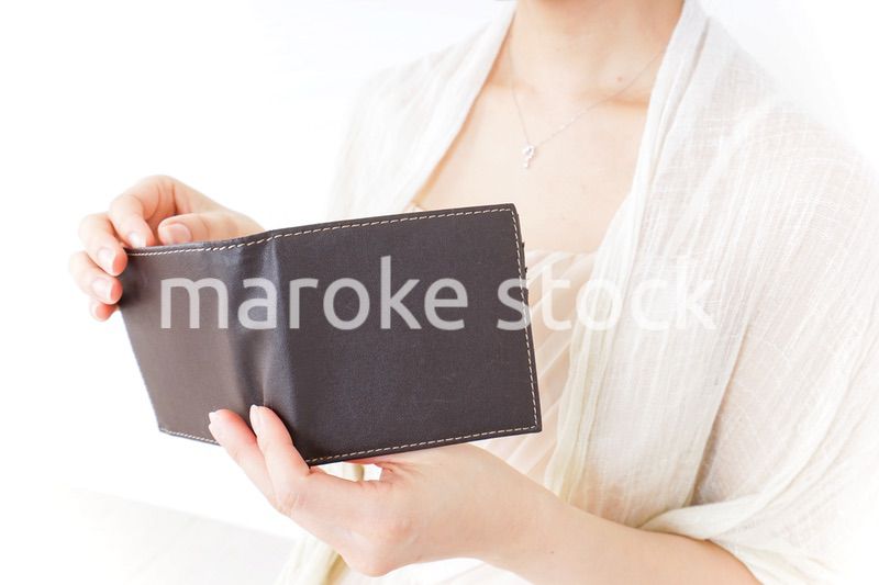 財布を確認する女性