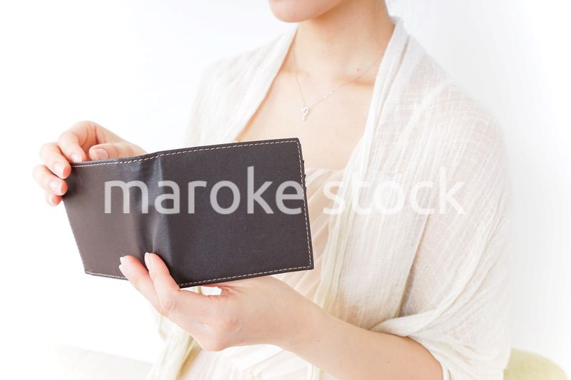 財布を確認する女性