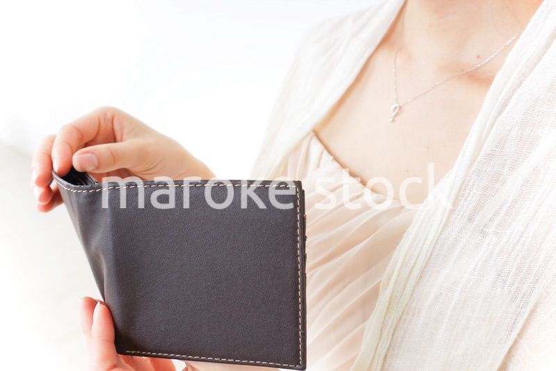 財布を確認する女性