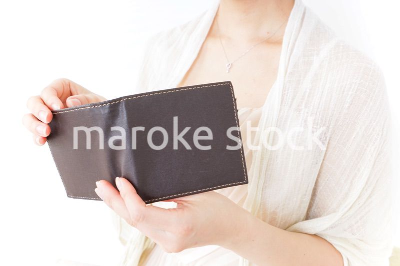 財布を確認する女性