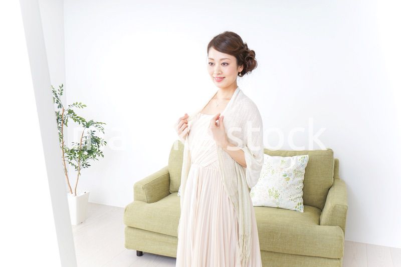 おでかけ準備をする女性