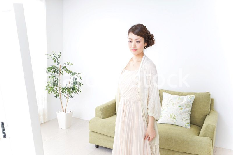 おでかけ準備をする女性