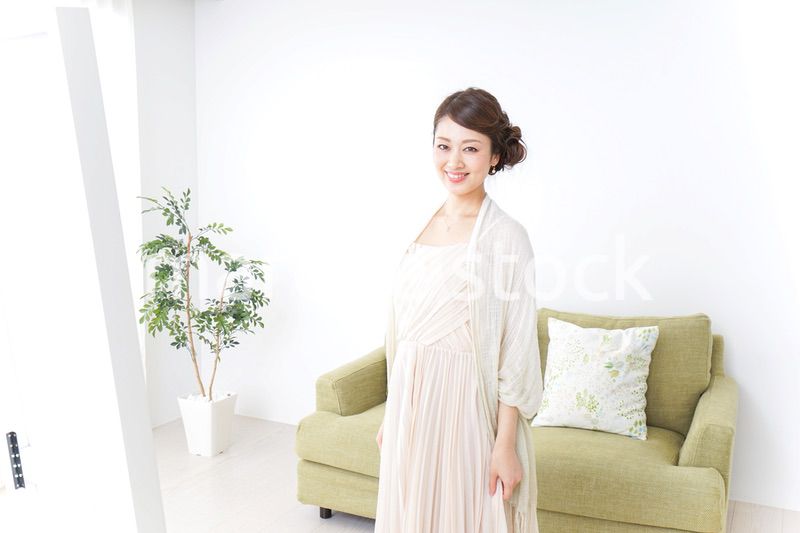 おでかけ準備をする女性