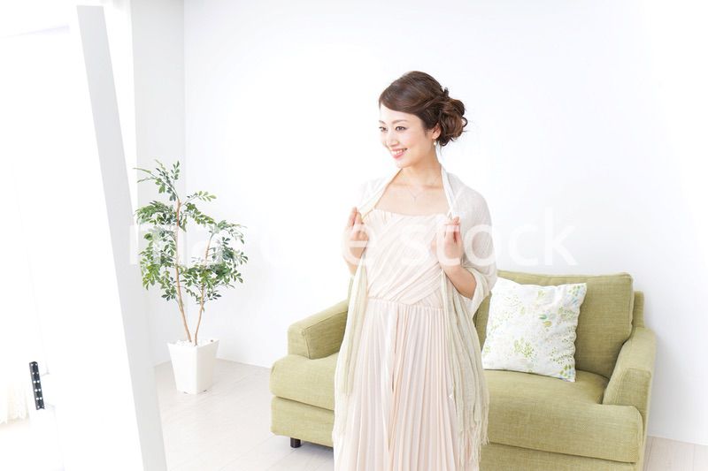 おでかけ準備をする女性